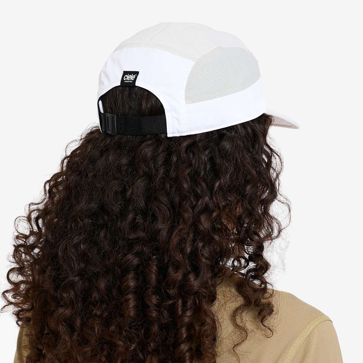 Ciele - GOCap-Field-IconicBar - White-LightGrey