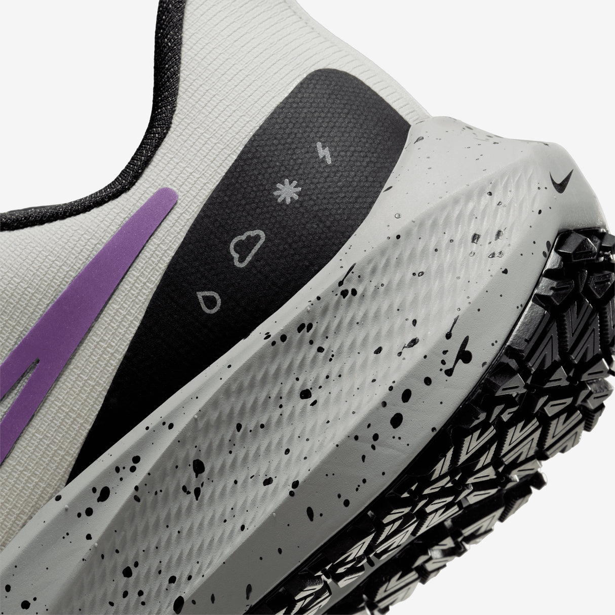 Nike Women's Air Zoom Pegasus 39 Shield